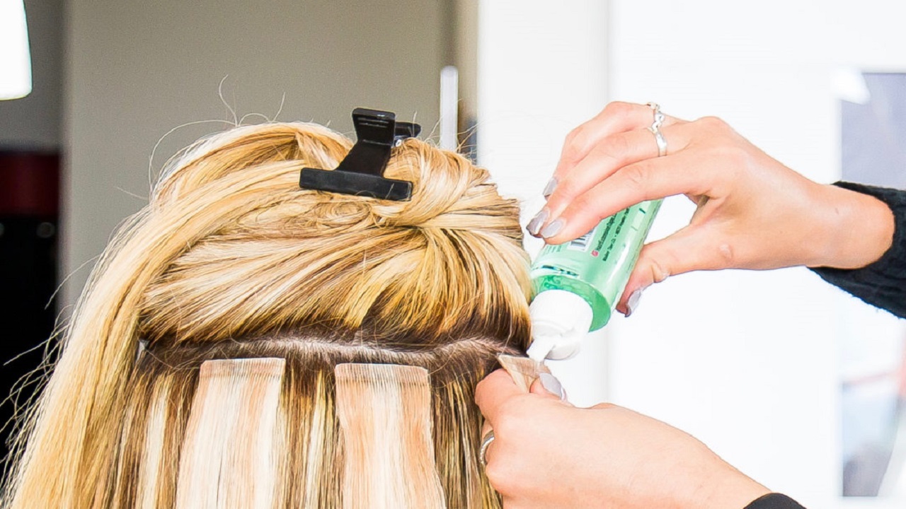 A Guide to Removing Hair Extensions Safely at Home