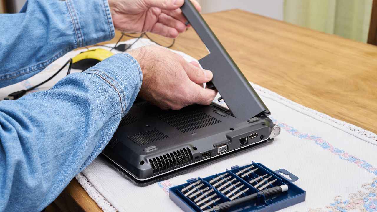 Step-by-Step Guide on How to Safely Replace the Battery in Your Laptop